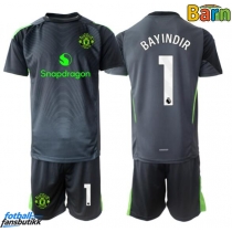 Manchester United Altay Bayindir #1 Keeper Bortedraktsett Barn 2025-26 Kortermet (+ Korte bukser)